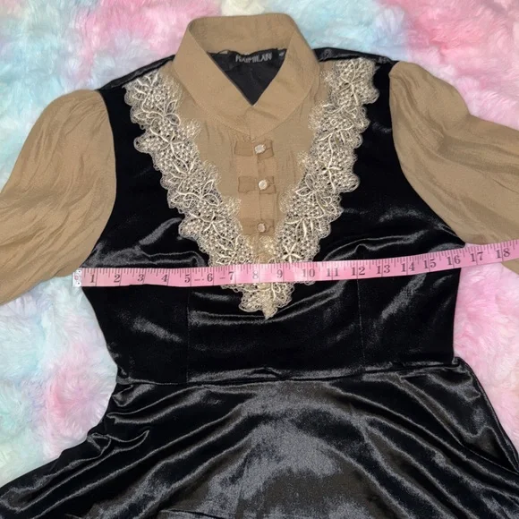 NWT KAIMILAN Chic Velvet Dress with Beige Accents - Picture 6 of 15